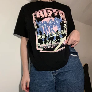 Band tee  - Svart T-shirt i bra skick, inte min stil längre så vill gärna sälja till någon som får bättre användning av den. Storlek L men hade kunnat vara en M också på mig som vanligt vis har S