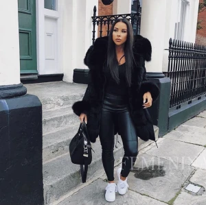 Äkta päls  - storlek S men passar även XS-M då man drar in banden i mindjan hur hårt/löst den ska sitta. All päls är äkta, går även att dra bort puffarna vid ärmarna, luvan och magen. Äkta päls inuti jacka och inuti luvan. Jackan är väldigt varm och skön! Jackan kan knäppas med knappor eller dragkedja. Inga hål eller fläckar på jackan!