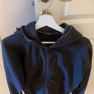 Sailracing hoodie  - En najs sailracing hoodie som knappt är använd! Buda eller skriv privat!!