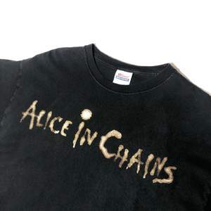 Vintage ”Alice In Chains” T-shirt🦂🦂 • Size: XL (passar L) • Cond: Jättebra vintage skick • Mått: Längd: 69cm Bredd: 57cm
