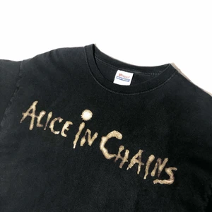 Vintage ”Alice In Chains” t-shirt - Vintage ”Alice In Chains” T-shirt🦂🦂 • Size: XL (passar L) • Cond: Jättebra vintage skick • Mått: Längd: 69cm Bredd: 57cm