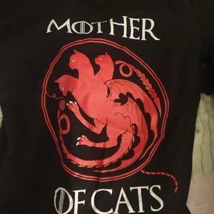 Mother of cats storlek small  - Säljer min t-shirt som knappt är använd och köpt på Comic con i Göteborg. 