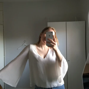 Blus - Säljer en vit blus från Zara ☁️ Vinda armar och snygg detalj baktill. Har ett litet märke från en kulspetspenna (DM för bild) men är inte så synbart. Storlek XS