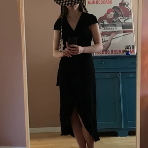 Svart omlottklänning från &otherstories - Jättefin svart omlottklänning från &otherstories. Lite längre där bak och går till mitten av vaden på mig som är 167 cm. Köpt här på plick men kommer tyvärr inte till användning. Bra skick! Kan mötas upp i Göteborg eller frakta mot betalning❤️