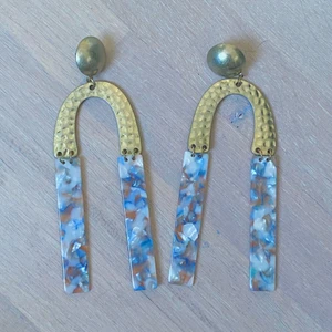 Örhängen - Jättesöta långa örhängen, silvriga.