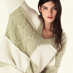 Cool stickad tröja - Fin stickad tröja som är helt slutsåld på Zara. Använd 1 gång, strl M. Fraktkostnad tillkommer🚚 Lite osäker om jag vill sälja, så kom med bud💕