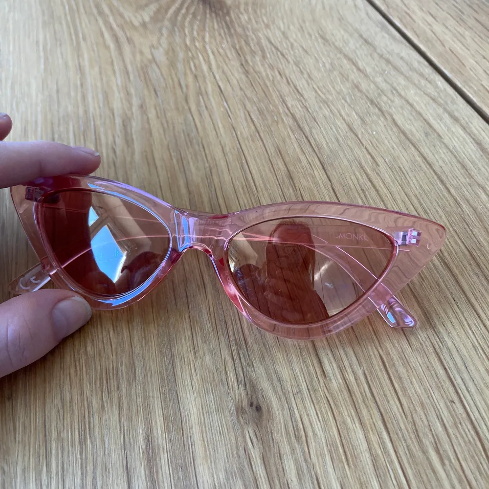 Säljer mina rosa retro solglasögon. Superfina men kommer inte till användning av mig. Det finns några repor på ”glaset”, syns på andra bilden :) . Accessoarer.