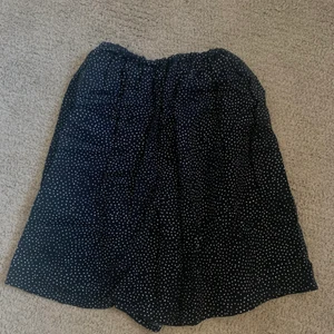 Mörkblå kjol - Kjol med vita små prickar. Säljer på grund av att den är för liten. Lite svår att få över höfterna så passar någon med något mindre höfter❤️