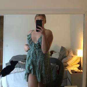 Klänning - Perfekta sommarklänningen!! Hur fin som helst, säljer då jag har en liknande klänning. 100kr + frakt 🤍 