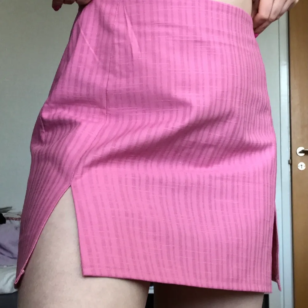 Egengjord rosa kjol med två slits fram & dragkedja bak. Gjord av en gardin! Passar mig som brukar ha storlek M/L. Vill du ha mer exakta mått så skriv🍒. Kjolar.