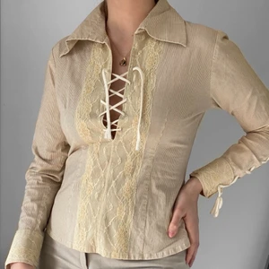 Skjorta med snörning  - Superfin beige skjorta med snörning, från SaintTropez. Fläckfri, inga slitningar. Som ny 🦋 strl S