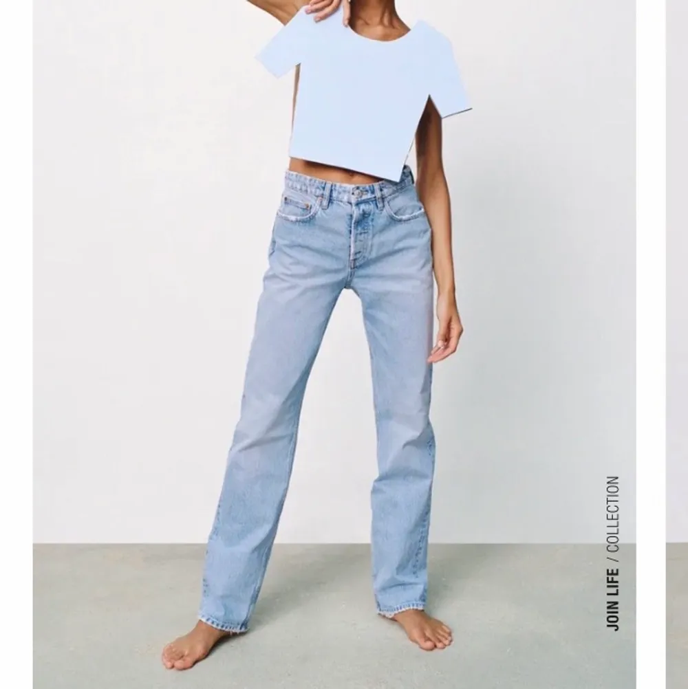 Säljer nu mina nästan helt nya zara jeans, långa och raka i modellen. Jättefin ljusblå färg perfekt nu till våren. Säljer dem pga av att dem är för stora för mig... storlek 40 men passar även dem som har storlek 38 🧡🧡🧡 jättefint skick, som nya 🙌🏼🙌🏼. Jeans & Byxor.