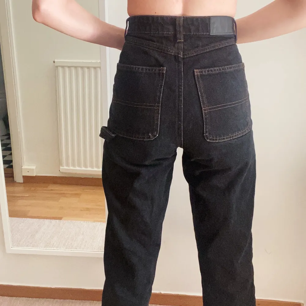 Svarta jeans i skön passform, från Monki! . Jeans & Byxor.