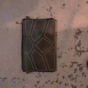 Väska - En väska går hänga snöre på men finns ej något använt bruk