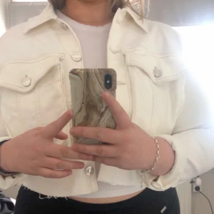 Jeans jacka - En jättefin jeans jacka från Cubus i en creme vit färg, knappt använd men har själv klippt av den så att den är cropped. Köparen står för frakten!