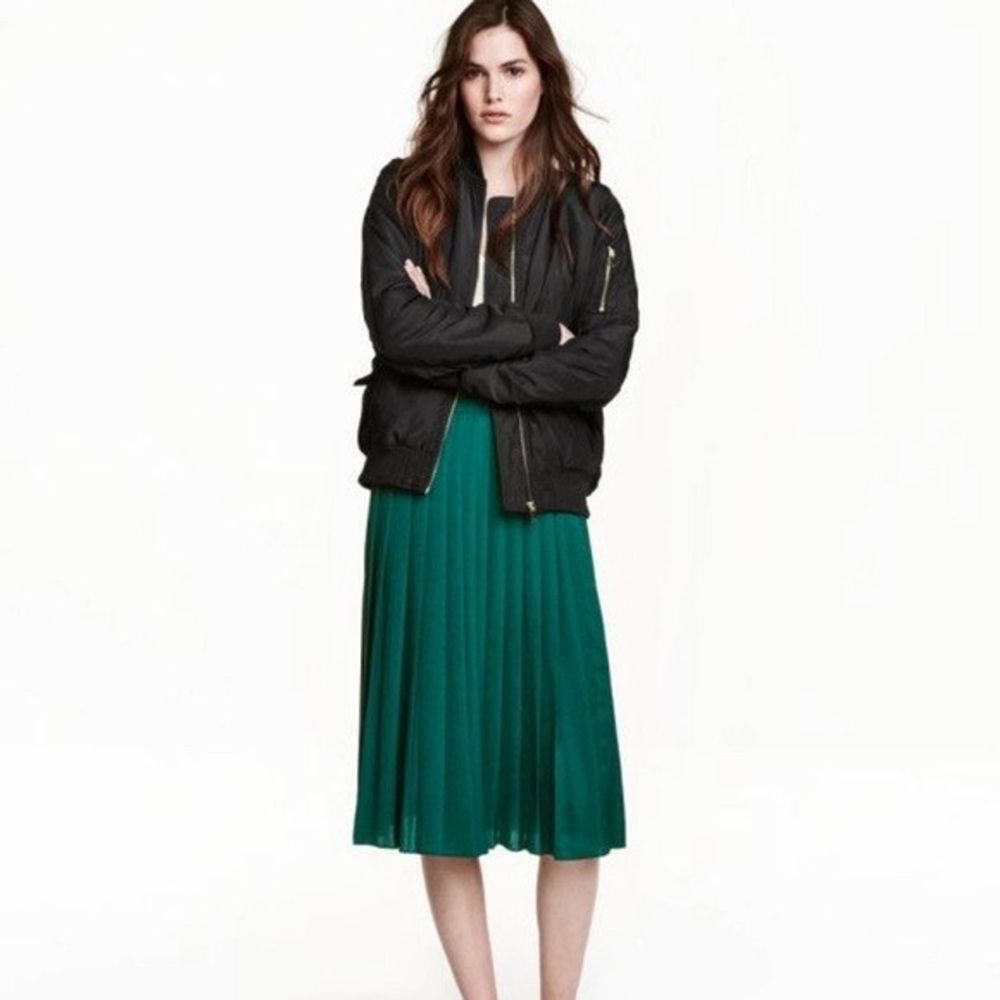 Plisserad grön pelares kjol H&M | Plick Second Hand