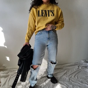 LEVI’S sweatshirt  - Assnygg levi’s sweatshirt! Är i storlek S, loose fit och skulle säga att den passar både S-M! I fantastiskt skick, använd 2 gånger och det är därför jag säljer den för den får tyvärr ingen användning... 💛  köpt för 599kr säljer för 150kr! 