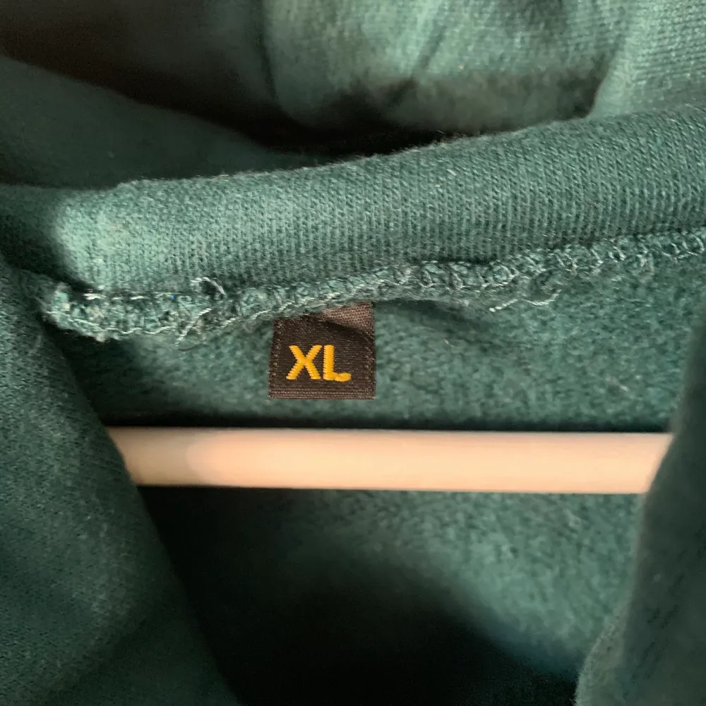 Mörkgrön vintage hoodie i mycket fint skick. Tryck på framsidan. Storlek XL men passar allt ifrån S-L beroende på önskad passform. Hoodies.