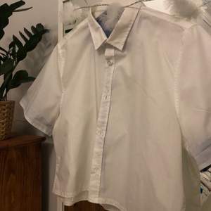 Riktigt snygg vit skjorta som jag har sytt om till en kortare modell, möts upp i Stockholm eller så står köparen för frakt 💛