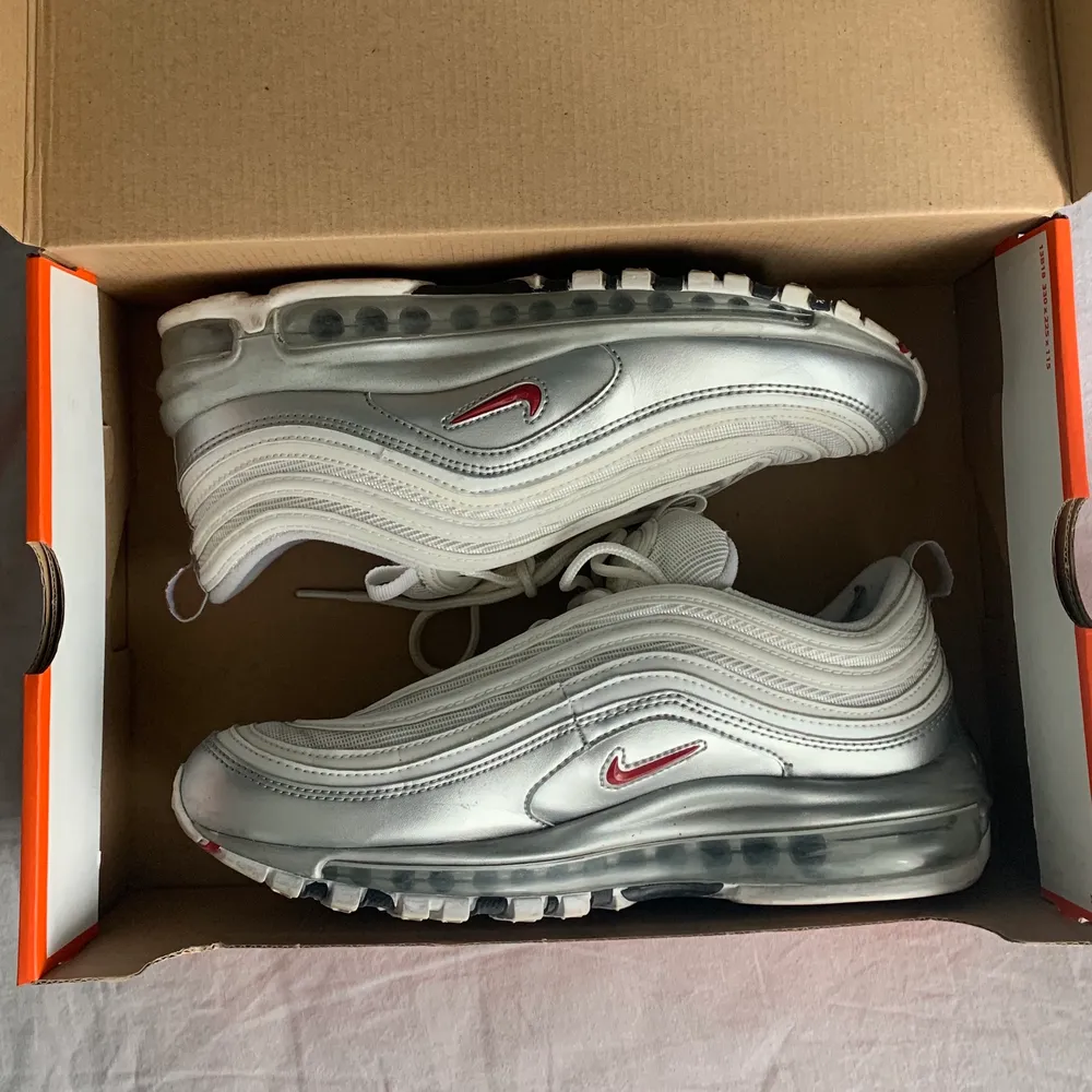 Supersnygga Nike air Max 97 silver white släppta 2018 limited edition metallic pack. Typ endast använda på min student för ett antal år sedan så de är i superbra skick! Storlek 41, skickas tyvärr ej i original låda. Skor.