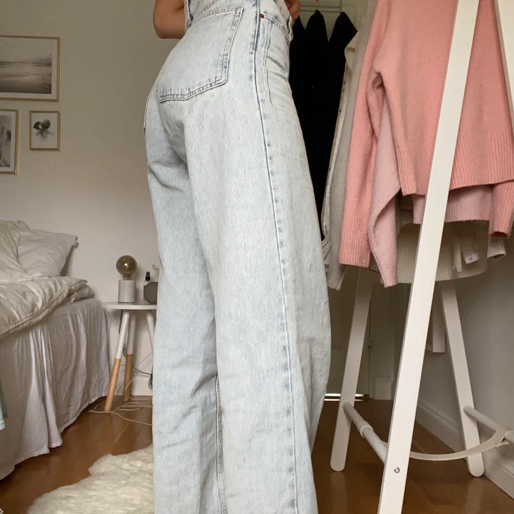 Säljer dess snygga jeans från zara, sparsamt använda. Perfekt längd på mig som är 172 cm! 350 + frakt. Storlek 38 men sitter bra på mig som vanligtvis använder 36 (säljer fler snygga byxor). Jeans & Byxor.