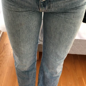 GINATRICOT byxor raka i modellen - Säljer dessa jeans från gina som endast är använda 2 gånger just pga att de är för korta i benen på mig som är 175 så känner jag mig inte bekväm med att använda de, därför tror jag att de kommer mer till användning för någon annan💕