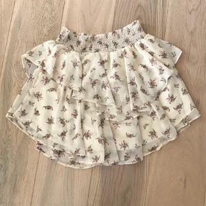 Kjol - Blommig volangkjol från Gina tricot. Använd 1 gång, storlek M.✨