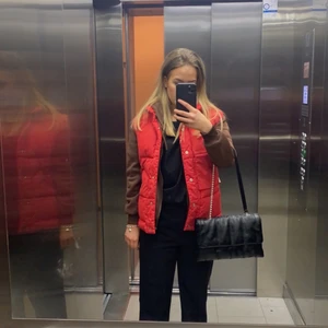 VÄST - Säljer denna röda väst storlek S men passa även större storlekar 