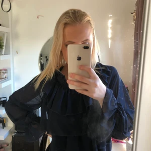 BLUS strl. S/M - Jättefin blus köpt i Grekland (därav okänt märke). Fina detaljer. Endast använd ett par gånger så blusen är i ett fint skick. 