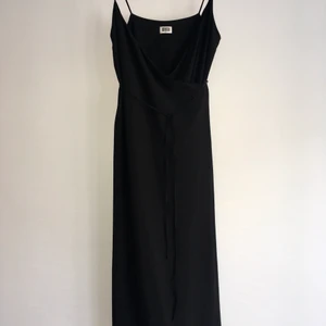 Svart klänning Weekday  - Svart klänning från Weekday.  Så fin känning med smala band och omlott samt slits på sidorna. Smalt band i midjan.   Storlek S.   100 procent polyester.   Aldrig använd, inget att anmärka på.   200kr