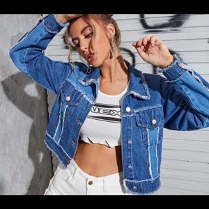 Jacka - Säker min helt oanvända jeans jack från shein, riktigt cool men tyvärr för stor för mej, storlek M men skulle säga att dej passar om man har st S oxå💕