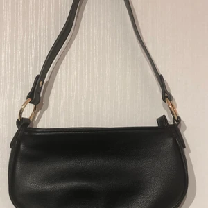 svart väska - svart baguette bag från nelly