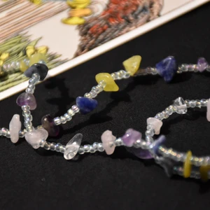 Halsband kristaller  - Ett pärlhalsband med massor av olika kristaller i ett regnbågsmönster. Det stängs och öppnas där bak! Kameran gör inte pärlorna rättvisa :)