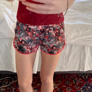 Snygga shorts från GUESS - Väldigt snygga och sköna shorts från GUESS. 