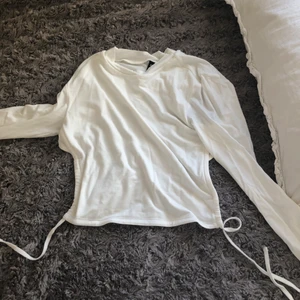 Backless top - Säljer denna snygga vita backless top. Helt ny aldrig använt. Storlek S. Pris 50 kr + frakt 