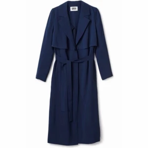 Trench Coat mörkblå från MYWTFSS Weekday (Lael Coat dark blue) strl M - Trench Coat mörkblå från MYWTFSS Weekday (Lael Coat dark blue) i strl M i fint begagnat skick. Nypris 1300kr. Ganska tunn och perfekt till våren i fint material. Kommer från ett djur- och rökfritt hem, Skickas med Postnord.