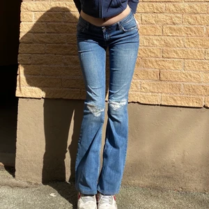 Jeans - Riktigt snygga low waist jeans med slitningar. Sån himla y2k känsla, jag som bär dom är 175cm och dom passar mej perfekt! Budgivning om många är intresserade 
