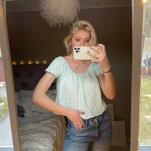 Fin topp - Jättefin färg, endast testad!! Går att använda både off shoulder och inte🥰 