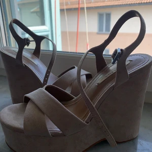 Beiga klackar  - Storlek 37, Använda men enbart slitningar på undersidan 