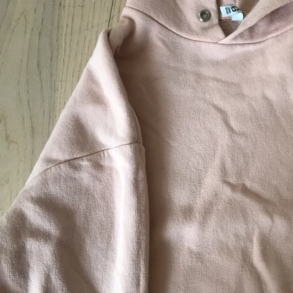 Rosa hoodie från H&M divided. Oklar storlek, tippar på M. Använd 2 ggr.✨. Hoodies.