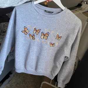 Grå sweatshirt - Jättefint tryck på, inget fel på den utan jag får bara ingen användning av den för jag har en liknande. Frakt 66💕💕