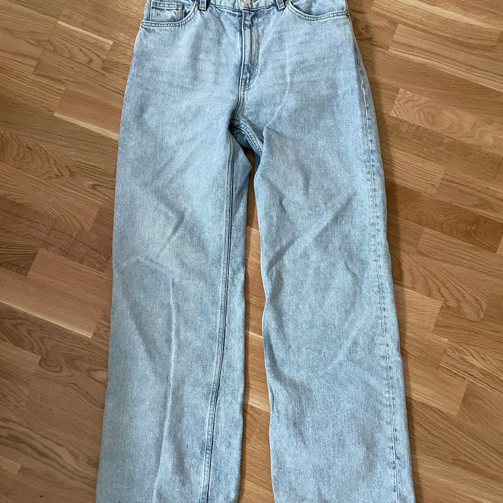 Vida jeans från monki, storlek 40. Jeans & Byxor.