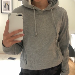 Hoodie - Grå hoodie som knappt är använd. Storlek xs/s. Köpare står för frakt🙌🏼🙌🏼🌹