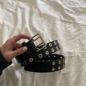 skärp - svart bredare skärp från ginatricot. väldigt gott skick med inga skador!