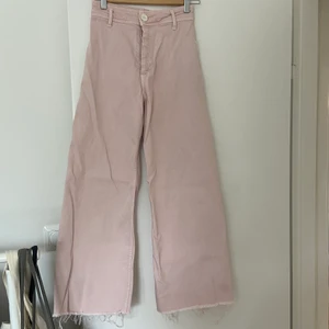 Ljusrosa jeans - Ljusrosa wide jeans från zara i strl 36. Nypris 399kr.