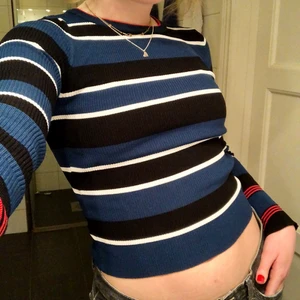 Asnajs Zaratröja!! - Tröja från Zara som är använd endast ett fåtal gånger. Snygg passform och med vanliga jeans täcks magen. (På bilden är det lågmidjade jeans)