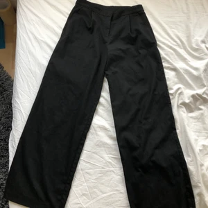 Vida kostymbyxor - Kostymbyxor från Monki i storlek 38 (S). Använda men i bra skick. Sitter som vanliga kostymbyxor fast de är vidare ner till!