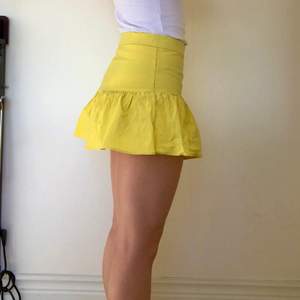 En så fin kjol från zara! En härlig gul färg och shorts inuti som inte syns när man har på sig dem. Kjolen har tyvärr blivit lite för liten för mig så jag hoppas den kan få ett nytt hem! 💛💛