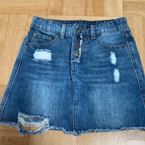 Jeans kjol  - Jättefin jeanskjol som jag köpte i vintrasmen som nu e för liten för mig därav inga bra bilder. Men som ny skick ändats testat den. Frakt ingår i priset så inget man behöver tänka på