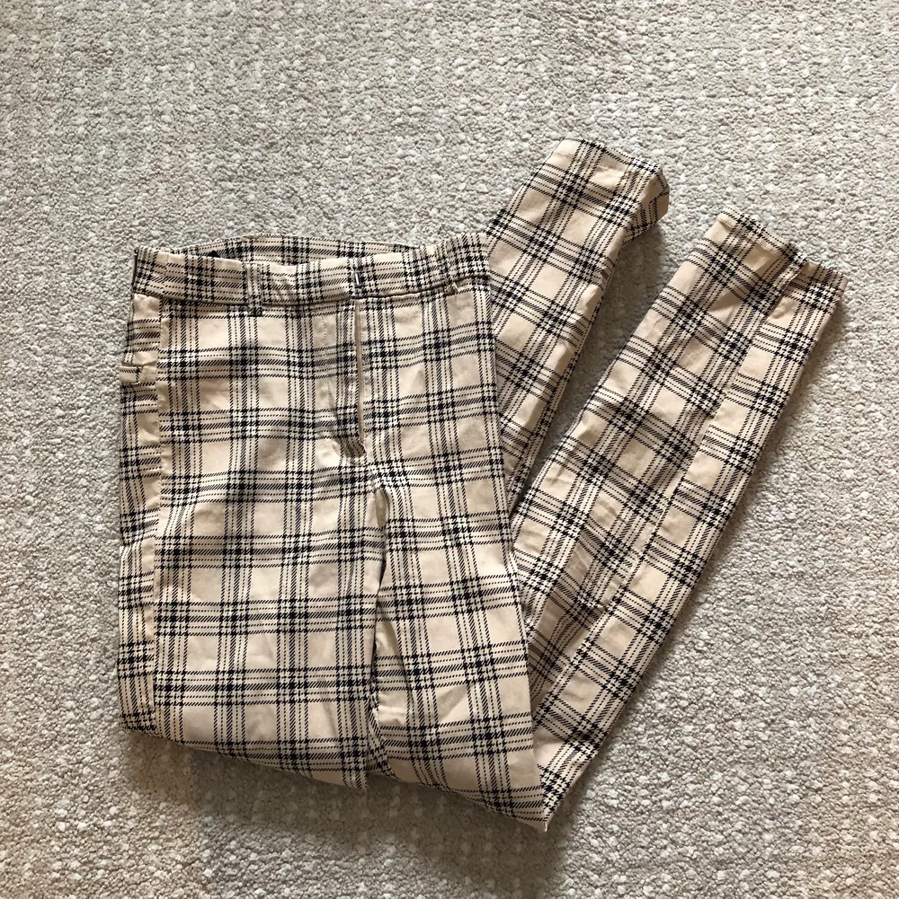 Beigea kostymbyxor från H&M Divided i storlek 36, men fungerar även på min som vanligen har 34 då de är stretchiga i materialet. I använt, men fortfarande fint skick 🤎. Jeans & Byxor.